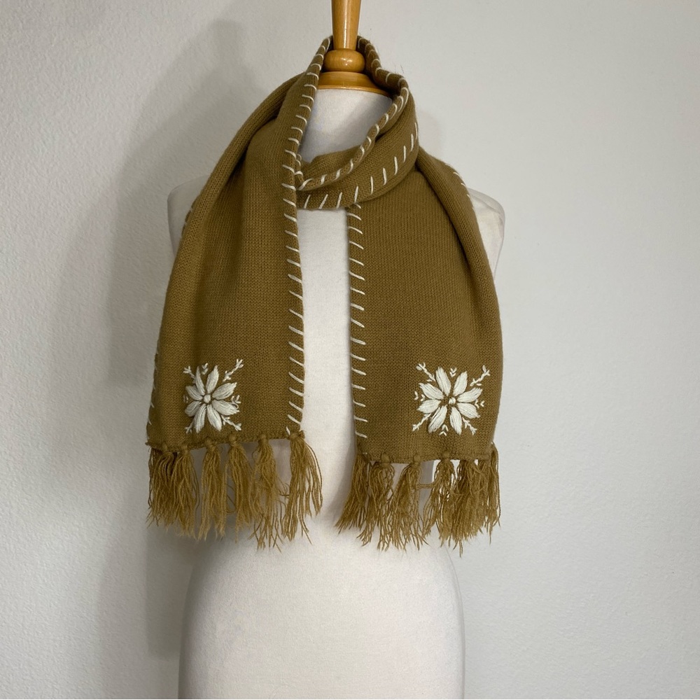 Altare Tan White Snowflake Fringe Acrylic Knit Scarf Cabincore Girlhoodcore